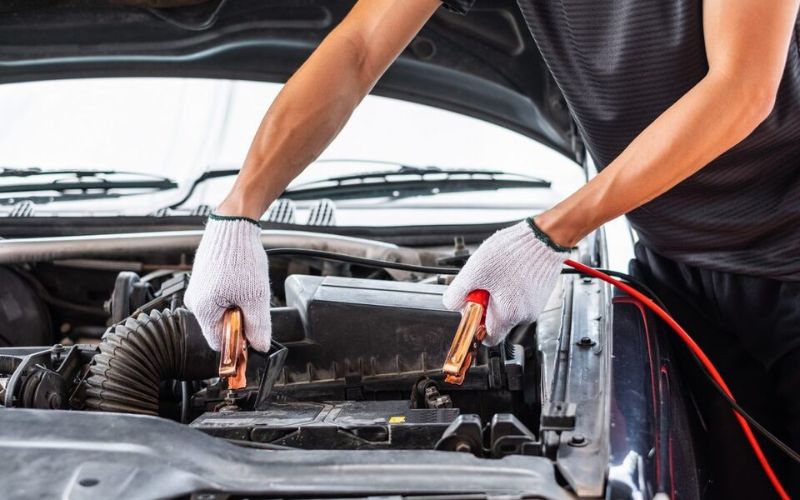 Liên hệ ngay dịch vụ cứu hộ ắc quy nếu xe không đề được hoặc đèn chiếu sáng yếu