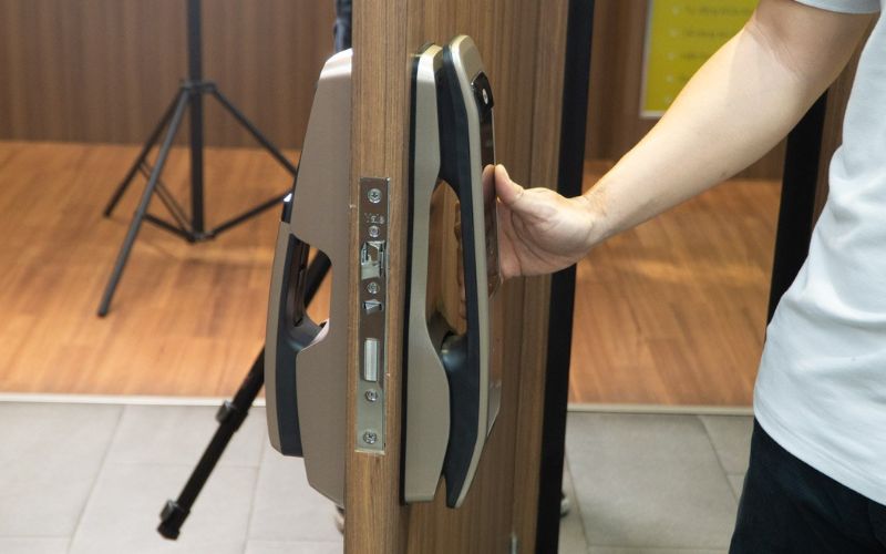 Cửa không tự khóa khi đóng